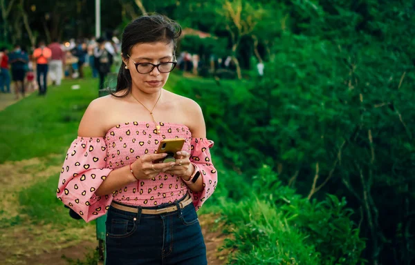 Mujer Latina Revisando Teléfono Celular Chica Bonita Gafas Revisando Teléfono — Foto de Stock