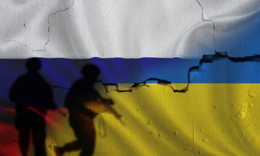 Rusya, Ukrayna bayrağına karşı çatlak duvarda, Rusya ve Ukrayna arasındaki savaş konsepti, Rusya ve Ukrayna arasındaki siluet, Ukrayna bayrağına karşı