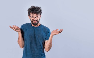 Avuçlarını açan, bilgisiz ve kararsız hisseden, ellerini şaşkına çeviren, kafası karışmış bir adam.