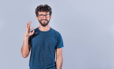 Sorun yok, genç adam iyi bir jest yapıyor, her şey yolunda..