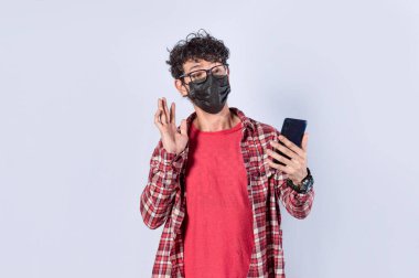 Görüntülü arama yapan adam, yüz maskeli görüntülü arama yapan adam, yüz maskeli video çağrı konsepti