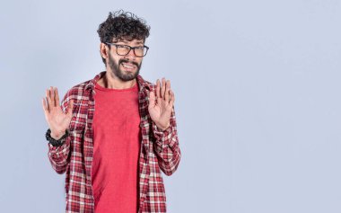 İnkâr eden bir adam, beceriksizce reddeden bir adam, reddeden bir adam.