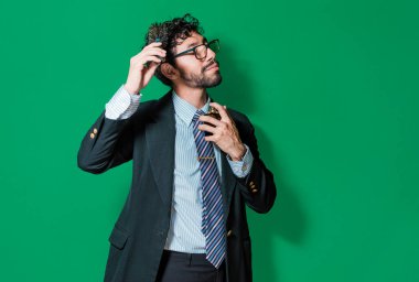 Zarif iş adamı parfüm sıkmış, saçını taramış, iş adamı kendini izole edip parfüm sıkmış.