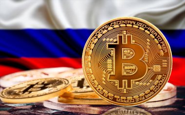 Arka planda Rus bayrağı olan bitcoin, arka planda Rus bayrağı olan birkaç bitcoin, bitcoin ve Rusya konsepti