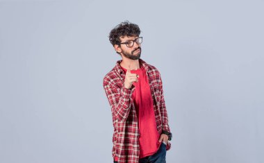 Adam parmağıyla ön tarafı işaret ediyor, ciddi adam arka planda cepheyi işaret ediyor, parmağıyla tehdit eden bir adam.