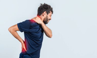 Omurga ve omuz sorunları olan adam, izole arka planda sırt ve omuz sorunları olan kişi, bel ve kas sorunları kavramı