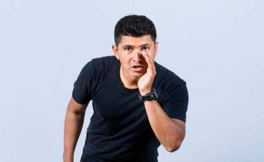 İnsanlar bir fısıltıyla anons yapıyor, adam kameraya ihtiyatlı konuşuyor, seninle fısıldayarak konuşuyor.