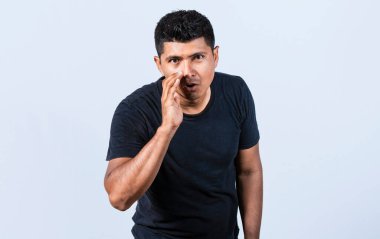 İnsanlar kameraya ihtiyatlı konuşuyorlar, adam sana fısıldayarak konuşuyor, insanlar fısıldayarak anons ediyor.