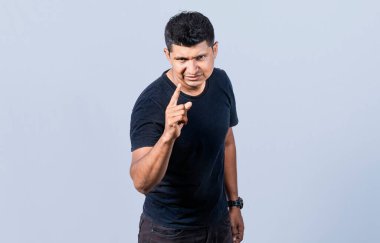 Tehdit eden kızgın insan kavramı. Hey sen, dikkatli ol. İnsanlar kızgın ve uyarı, kızgın adam kameraya parmağını tehdit ediyor.