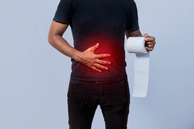 Mide sorunu olan insanlar tuvalet kağıdı tutarken izole edilmiş arka planda mide sorunları olan insanlar sindirim sorunları yaşayan insanlar.