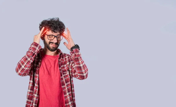 Concepto Hombre Con Dolor Cabeza Hombre Frotando Cabeza Sobre Fondo — Foto de Stock