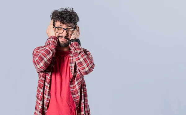 Mann Verdeckt Seine Ohren Auf Isoliertem Hintergrund Ein Mann Verdeckt — Stockfoto