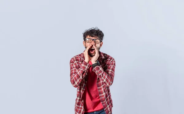 Schöner Mann Mit Brille Der Eine Durchsage Ruft Isoliert Eine — Stockfoto