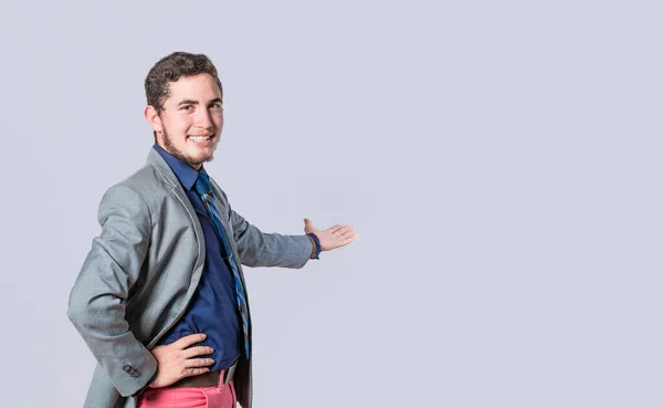 Homem Apontando Para Trás Apresentando Produto Homem Terno Acolhedor Homem — Fotografia de Stock