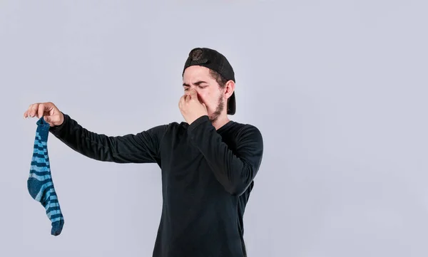 Ein Mann Mit Einer Socke Der Hand Die Die Nase — Stockfoto