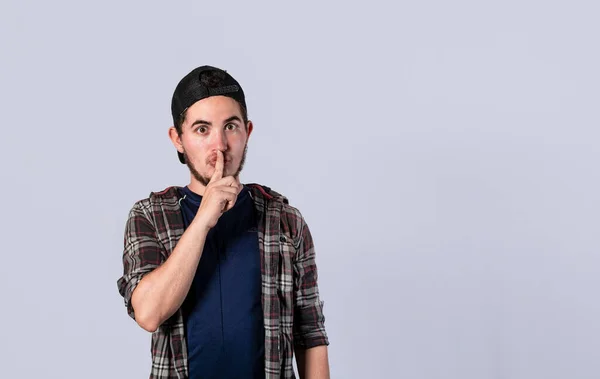 Mann Gestikuliert Ruhig Bleiben Typ Mit Finger Auf Dem Mund — Stockfoto