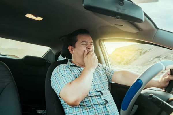彼の車の中で眠いドライバのビュー 車の中で疲れドライバは 男性の運転中にあくびの概念を叫んでいる 車の中で眠いドライバー 疲れた人が運転している間 — ストック写真