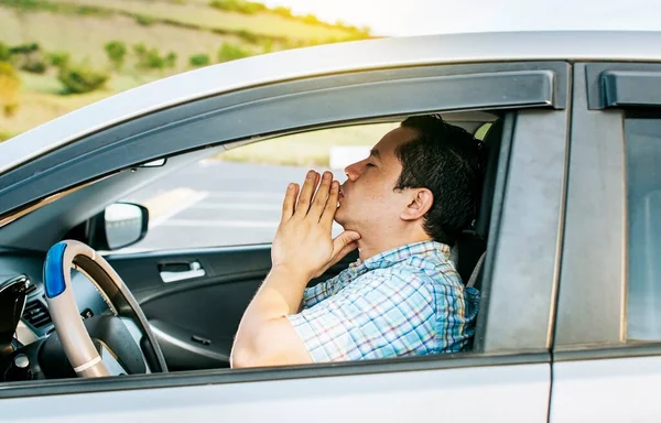 運転手の車の中で祈るのを閉じると ドライバの男性は彼の車の中で出発する前に祈る 両手で瞑想するドライバーの概念 — ストック写真