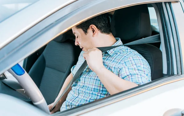 運転席のベルトを締めなさい 彼の車の中でドライバの概念は 彼のシートベルトを置く シートベルトをつけている人の側の眺め シートベルトをつけているハッピードライバー — ストック写真