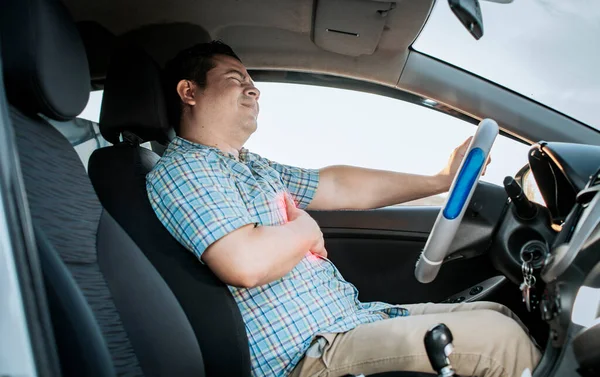 교통사고로 운전자 운전중에 마비를 일으키는 운전자 운전자의 통증으로 고통받는 운전자 — 스톡 사진