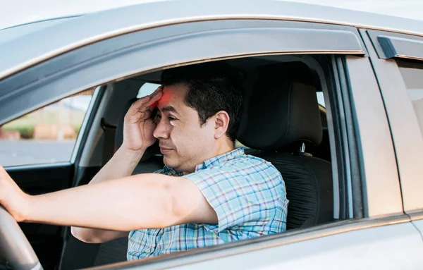 トラフィックの頭痛の種を持つドライバは 疲労ドライバのトラフィックでは 彼の車の中で疲労男の概念をスタックを強調した 交通事故で頭痛のある人 — ストック写真