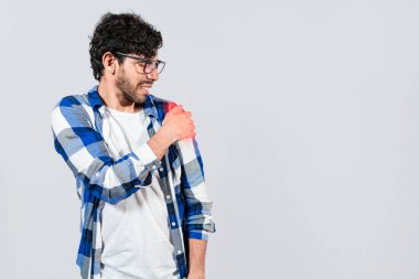 Üst kol iltihabı olan bir adam. Kol ve omuz ağrısı konsepti. Üst kol ağrısı olan insanlar izole edilmiş, kas gerilimi sorunu olan üst kol kası ağrısı olan insanlar.