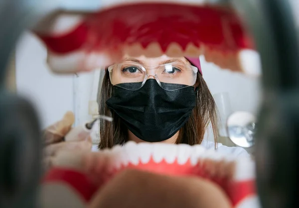 Zahnärztin Die Einen Mund Von Innen Reinigt Innenansicht Eines Mundes — Stockfoto