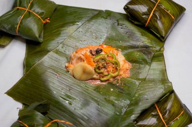 Nikaragua Nacatamal 'ının ham maddelerinin muz yaprakları üzerindeki görüntüsü. Muz yaprakları üzerine geleneksel Nacatamal, Nacatamal malzemeleri hazırlamak için ham malzemeler