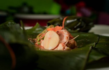 Muz yaprakları üzerindeki Nacatamal malzemeleri, Nikaragua nacatamal 'ının özenle hazırlanmış hammaddeleri. Muz yaprakları üzerinde geleneksel Nacatamal hazırlığı