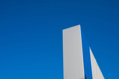 Modern minimalist görünüşlü geometrik mimari elementler. Soyut şehir modern dış görünüşü canlı renklerde. Minimalizm.