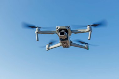 Havada uçan bir İHA 'nın alt görüntüsü. Metin için yer.