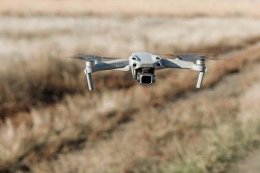 İnsansız hava aracı kalkışa hazır. modern insansız teknolojiler. Hava araçlarıyla paket teslimatı.