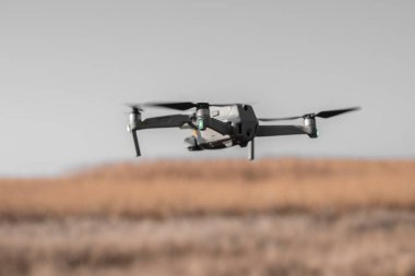 Engelli sensörlü uçan dronun yakın çekimi. Sensöre odaklan.