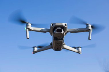 Ukrayna, Nikolaev - 21 Kasım 2021 Bir kuadrokopter ve havada uçan bir kamera. Drone Air 2S.