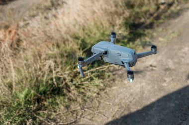 İnsansız hava aracı kalkışa hazır. modern insansız teknolojiler. Hava araçlarıyla paket teslimatı.