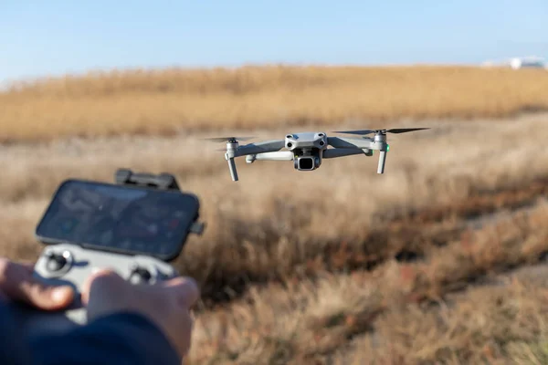 Mani Del Pilota Maschio Tengono Telecomando Del Drone Riprese Video — Foto Stock