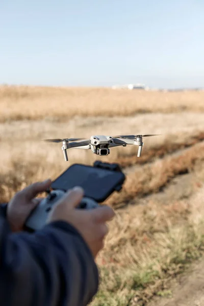 Mãos Piloto Masculino Estão Segurando Controle Remoto Drone Filmagem Vídeo — Fotografia de Stock
