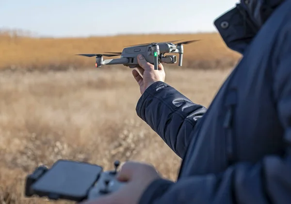 Mano Pilota Lancio Drone Drone Pronto Decollare Moderne Tecnologie Senza — Foto Stock