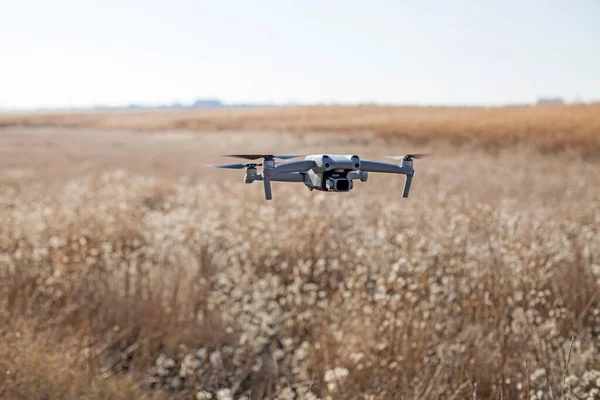 Foto Ravvicinata Del Drone Volante Con Fotocamera Digitale — Foto Stock