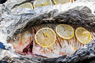Baharatlı ve limonlu çiğ balık kızartmaya hazır..