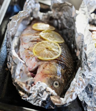 Baharatlı ve limonlu çiğ balık kızartmaya hazır..
