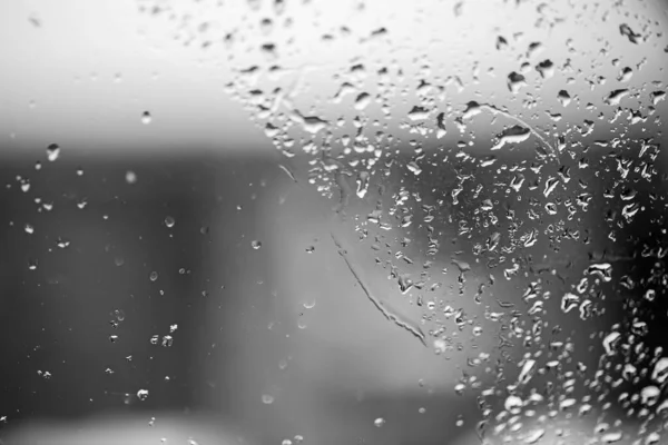 雨粒入りのガラスの質感 濡れたガラス 雨の日 — ストック写真