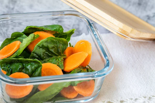 Caixas Vidro Com Vegetais Crus Frescos Cenouras Espinafres Comida Vegan — Fotografia de Stock