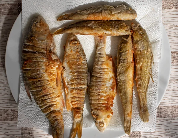 Heerlijke Vis Gekookt Een Koekenpan Met Boter — Stockfoto