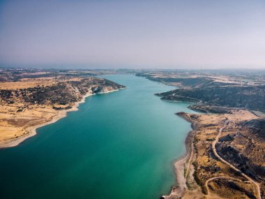Yeşil su ve kumtaşı kıyı şeridinden oluşan hava aracı çekimi, Asprokremmos rezervuarı, Kıbrıs
