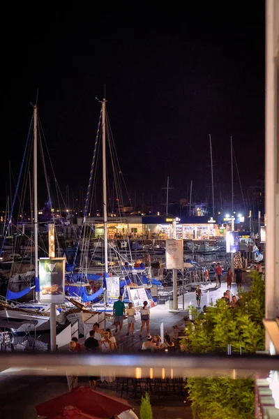 ภาพกลางคืนของ Limassol Marina, Harbour พร้อมเรือยอชท์และเรือ, ท่าเรือในไซปรัส — ภาพถ่ายสต็อก