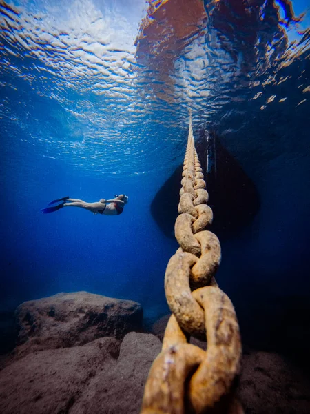 Photo sous-marine de fille plongeuse libre avec chaîne de yacht de bateau en mer bleu foncé, Chypre, amoureux de l'océan, plongée avec tuba — Photo