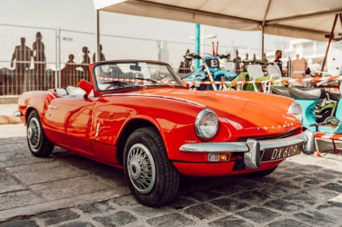 Zafer kırmızı, eski, eski, üstü açılabilir araba. 