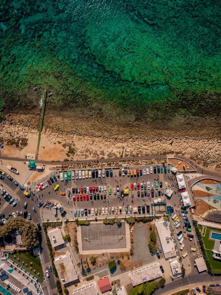 Drone Ptaki widok z lotu ptaka Wysoka kąt strzał wybrzeża cypru z zielonym turkusowym oceanicznym morzu — Zdjęcie stockowe