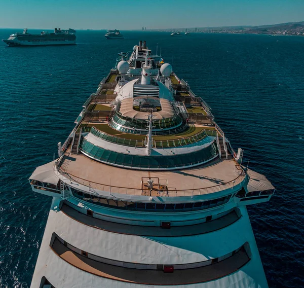 Luchtfoto drone hoge hoek van cruiseschip in Limassol, Cyprus eiland, resort — Stockfoto